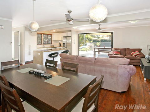 Beach House On Jones Parade, Central Coolum Beach - Travel Search 6