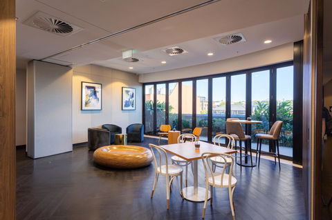 Hostrelax Residences On Alfred - Tourism Guide 7