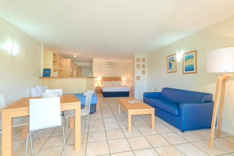 At The Sound Noosa Motel - Tourism Guide 39
