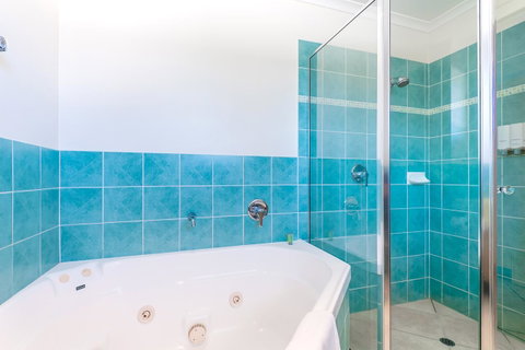 At The Sound Noosa Motel - Tourism Guide 36