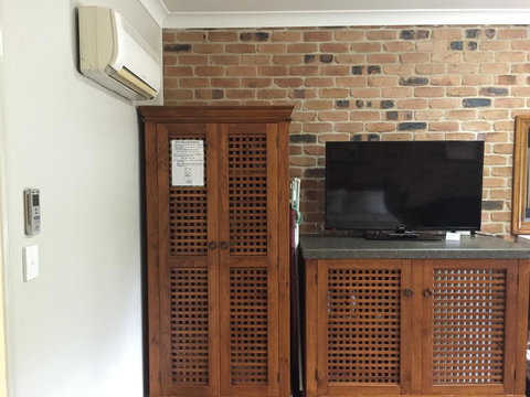 Country Gardens Motor Inn - Travel Agents 25