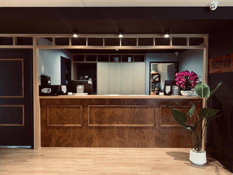 Woodroffe Hotel - Tourism Guide 1