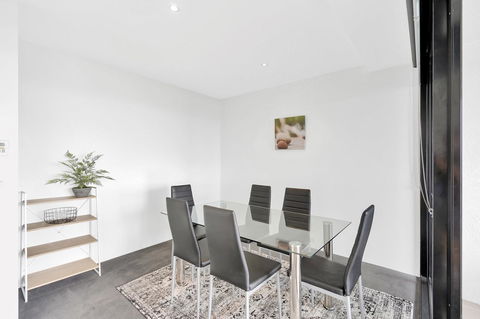 Circle On Cavill, Apartments And Sub Penthouses - We Accommodate - Travel Search 11