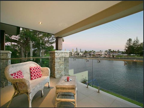 Riverfront Dream - Travel Search 24