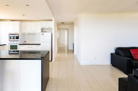 Burgess @ Kings Beach Apartments - Cruises Travel 14