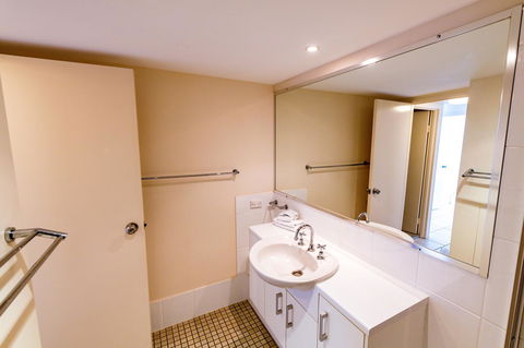 Burgess @ Kings Beach Apartments - Cruises Travel 2