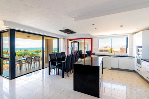 Burgess @ Kings Beach Apartments - Cruises Travel 12
