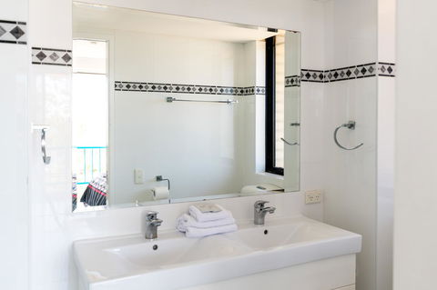 Burgess @ Kings Beach Apartments - Cruises Travel 15