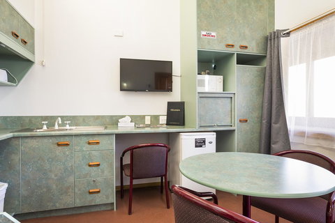 Downs Motel - Travel Agents 10