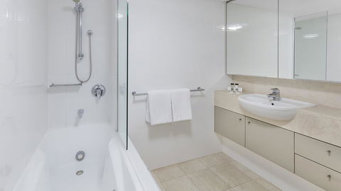 Oaks Brisbane On Felix Suites - Cruises Travel 11