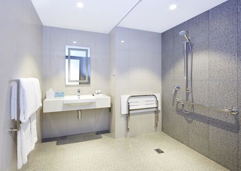 Holiday Inn Express Brisbane Central, An IHG Hotel - Cruises Travel 15