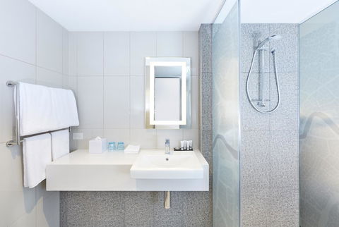 Holiday Inn Express Brisbane Central, An IHG Hotel - Cruises Travel 9