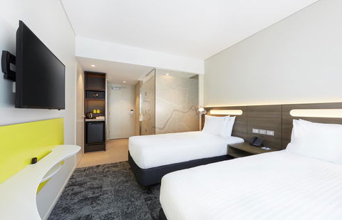 Holiday Inn Express Brisbane Central, An IHG Hotel - Cruises Travel 1