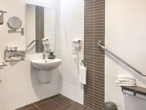 Airport Ascot Motel - Cruises Travel 21