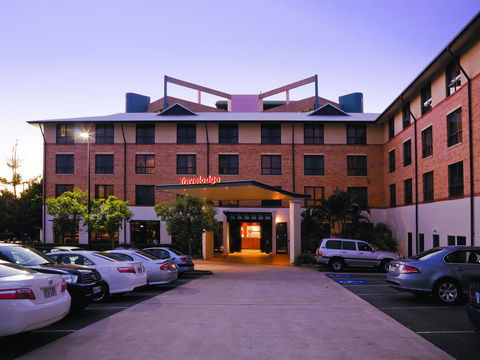 Mercure Brisbane Garden City - Cruises Travel 17