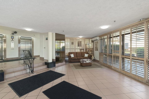 Burleigh Esplanade Apartments - Tourism Guide 31