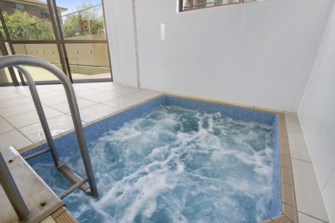 Burleigh Esplanade Apartments - Tourism Guide 22
