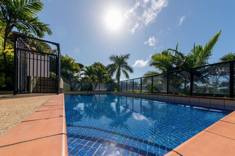 Paradise Penthouse At Waves - Airlie Beach - Travel Search 2