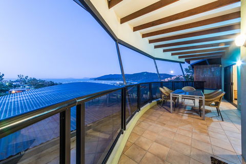 Paradise Penthouse At Waves - Airlie Beach - Travel Search 24