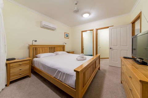 Paradise Penthouse At Waves - Airlie Beach - Travel Search 12