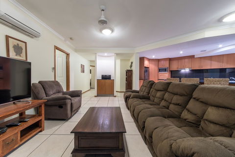 Paradise Penthouse At Waves - Airlie Beach - Travel Search 8