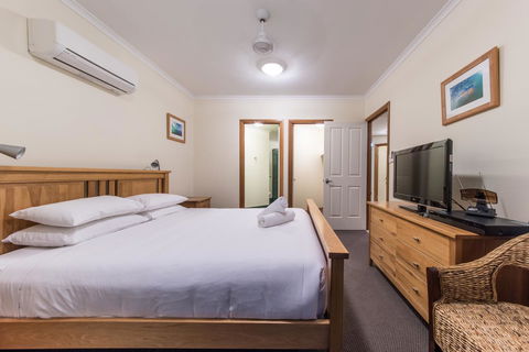 Paradise Penthouse At Waves - Airlie Beach - Travel Search 11