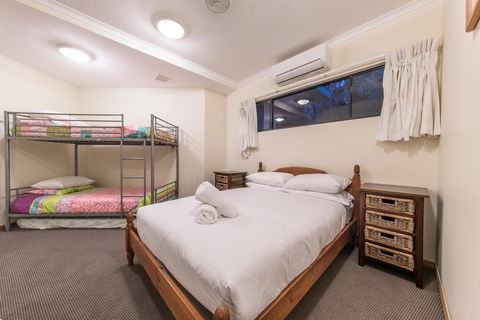Paradise Penthouse At Waves - Airlie Beach - Travel Search 16