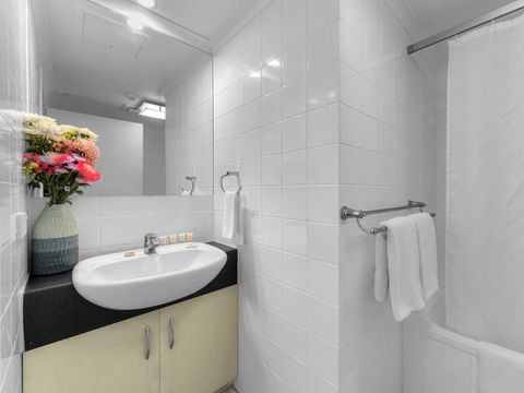 Central Brunswick Apartment Hotel - Cruises Travel 21