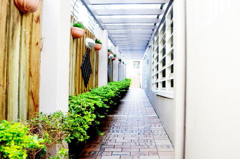 Spring Hill Mews Apartments - Cruises Travel 3