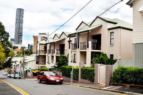 Spring Hill Mews Apartments - Cruises Travel 34