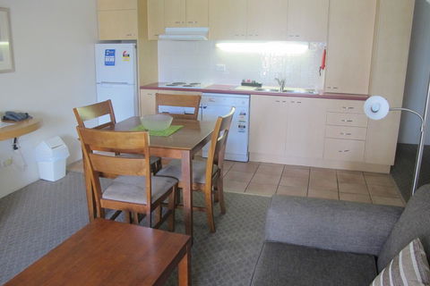Spring Hill Mews Apartments - Cruises Travel 25