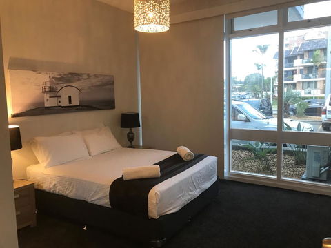 Waters Edge Port Macquarie - Travel Agents 1