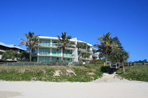 WAVES 203 ON CURRUMBIN - Travel Search 3