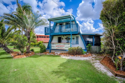 Wayfarers Beachouse - Rainbow Beach, Everything You Need, Just Metres To The Beach - Tourism Guide 0