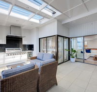 Whispering Sands' 10 Sandy Point Road - Luxury waterfront home with aircon WIFI  Foxtel - Cruises Travel