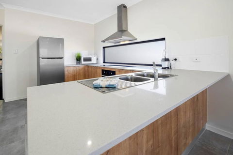 WHITSUNDAY Brand New Townhouse Close To Boardwalk - Travel Search 1