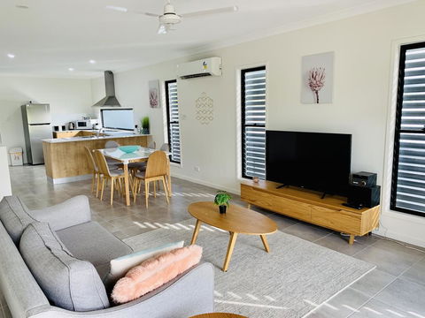 WHITSUNDAY Brand New Townhouse Close To Boardwalk - Travel Search 0