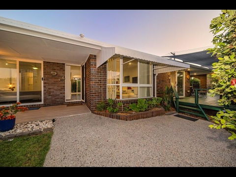 Woorim Secluded Palms Cottage - Cruises Travel 0