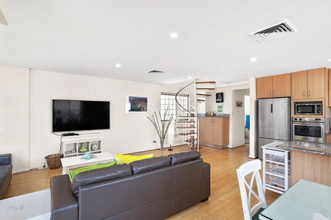 Yacaaba Terrace, Unit 9, 3 Yacaaba Street - Cruises Travel 3