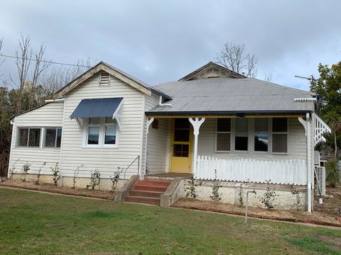 Yellow Door House Adelong - Cruises Travel 1