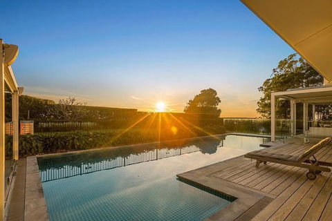 Your Luxury Escape - Trig Point - Travel Search 2