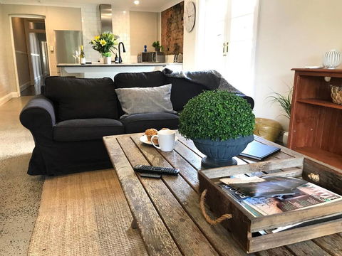 YSG The Edward Townhouse 151 - Walk To Town - Tourism Guide 0
