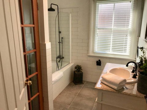 YSG The Edward Townhouse 153 - Walk To Town - Tourism Guide 2