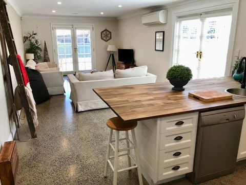 YSG The Edward Townhouse 153 - Walk To Town - Tourism Guide 0