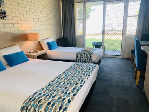 Zorba Waterfront Motel - Cruises Travel 2