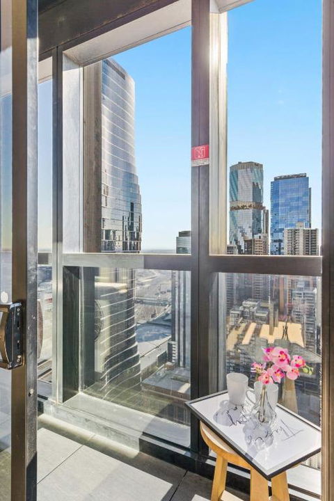 A 2BR Apt On Collins With City Views FREE Parking - Tourism Guide 4