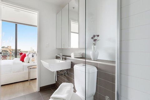 A 2BR Apt With Harbour Views And FREE Parking - Tourism Guide 2