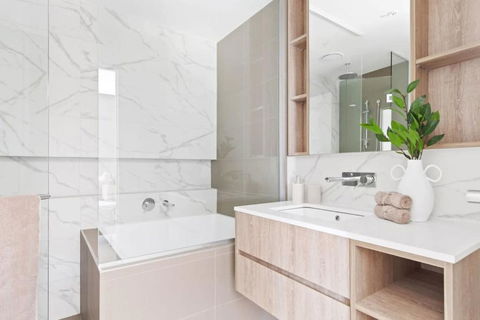 A 2BR Apt With Stunning City Views FREE Parking - Tourism Guide 4