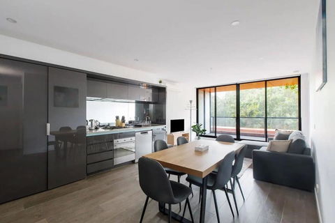 A 3BR Apt Next To Melbourne Zoo FREE Parking - Tourism Guide 0