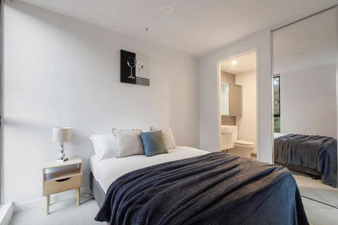 A 3BR Apt Next To Melbourne Zoo FREE Parking - Tourism Guide 1